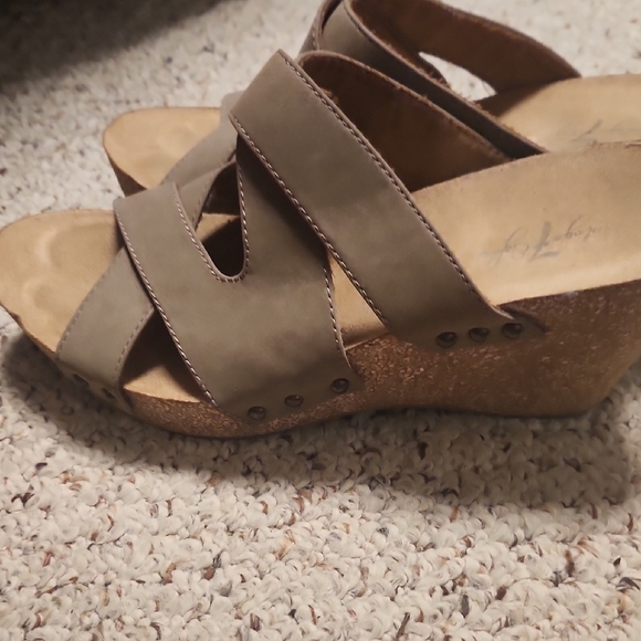 Stylish Tan Wedge Sandals - Picture 3 of 3